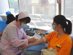 “奉献”根植于师生内心为爱逆行教师们撸袖献血